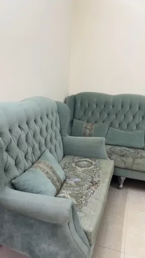 كنب يكفي 20 شخص تغريبا مع 13 مخده و2 طاولات وسجاده   تحتاج تنضيف بصيط فقط