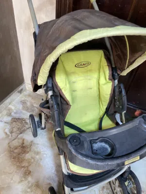 "للبيع: 3 عربات أطفال ومقعد جلوس - حالة مستعملة"