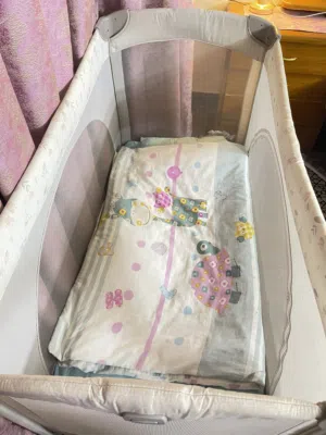 سرير اطفال ماركة جوي بحالة ممتازة