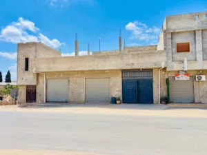 منزل عل الطريق الرئيسى بمنطقه مشروع الهضبه