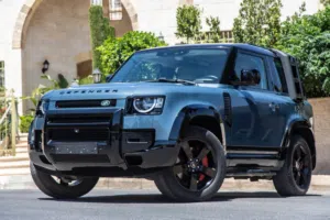 Land Rover Defender 90 2022 Black Package السيارة كفالة الشركة و قطعت مسافة 42,000 كم فقط