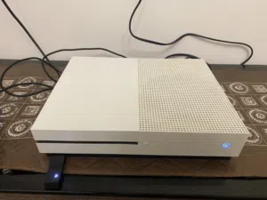 للبيع.  Xbox One S