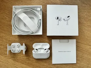 Apple AirPods Pro with Wireless Charging Case and Original EarTips ( only right earbud is working )