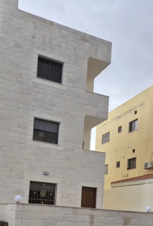 شقة فاخرة للبيع العاشرة ط1هندسي طابق اول 78 م موقع مميز