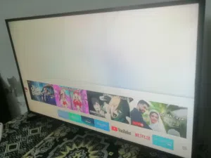 اربد  شاشه 55 بوصه نوع سامسونج فل سمارت احدث اصدار 2025 رسيفر داخلي ناطق صوتي استخدام خفيف 4K ضد كسر