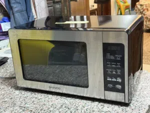 ميكروويف دايو (Daewoo) حجم 20 لتر بحالة جيدة للبيع