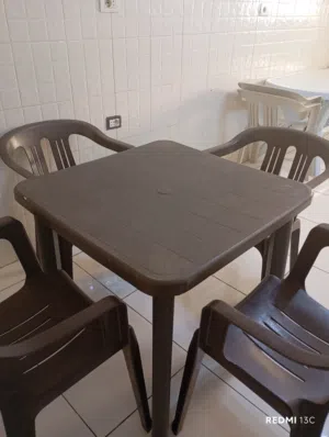 طاوله طعام و أربعة كراسي