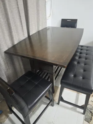 طاولة سفرة بحالة ممتازة