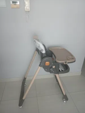 Foldable feeding chair