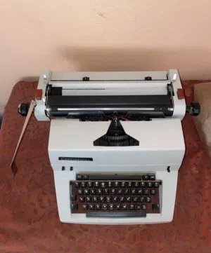 آلة طابعة يدوية انجليزي + واحدة كهرباء . الاسعار في الوصف.
