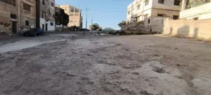 قطعة أرض للبيع في الزرقاء حي شاكر بمساحة دونم و 49 متر مع واجهة تجارية ع شارع رئيسي بمساحة 20