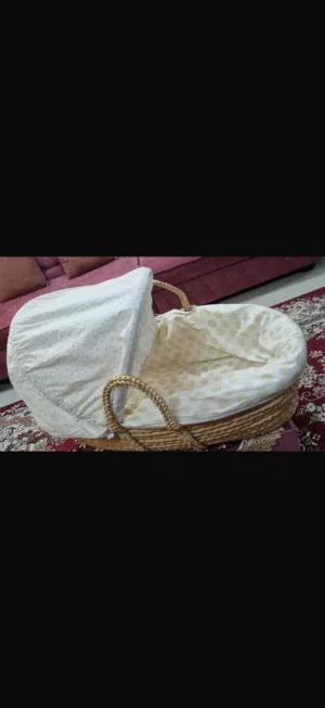 سلة اطفال بحالة ممتازة
