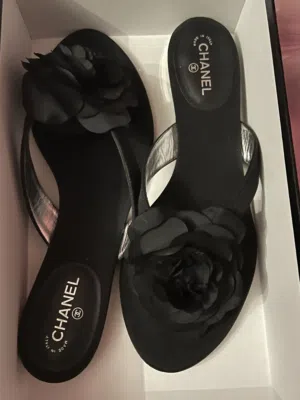 صندل شانيل كاميليا ساتان أسود أصلي مع العلبة - مقاس 38.5 Original Chanel Sandal