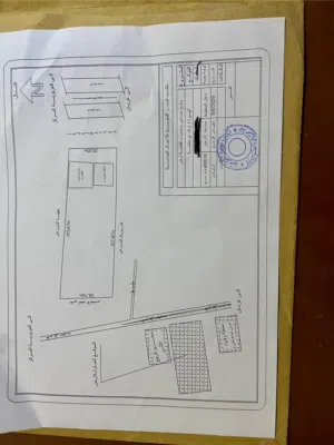 قطعه الارض ف هيره علي ر الرئيسي يوجد بها تلاته محلات شغالات وبجانبهم كاتينه امتع اربعه محلات