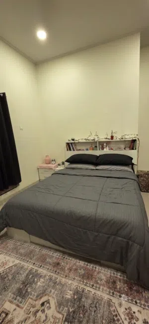 طقم غرفة نوم مودرن بسعر مغري Bedroom set including bed side tables and a dresser for sale