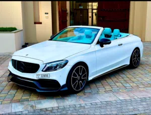 سياره مرسيدس بنز C300 كشف ابيض لؤلؤئ للايجار فى دبي اوتوماتيك بنزين بدون تامين