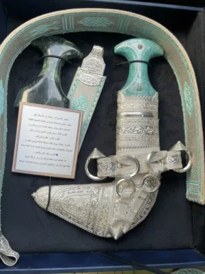للبيع خنجر عماني تصميم خاص ونادر