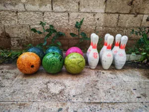 طقم بولينج أصلي Brunswick كرات وقوارير للبيع