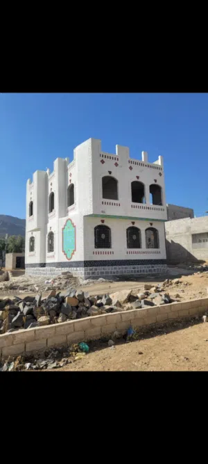 مساحة لبنتين شارع 5نافذ وشارع 4يتكون من مجلس وحمام ومطبخ وصاله جانبيه وغرفتين ومطبخ وصاله دورين والس