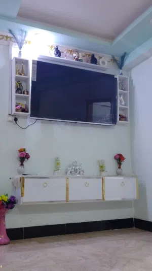 ميز ديكور بلازما جديد ابيض