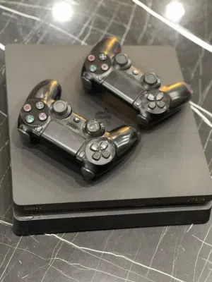 بليستيشن 4slim مع ايدتين السعر 800 شيكل