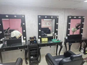 عدنا اغراض للصالون طاولات مع كراسي وكراسي انتظار للبيع مستعمله قليل