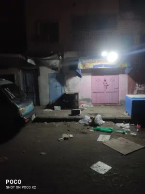 شقه ارضيه في المنصوره شارع خليفه التفاصيل على الخط ثلاث غرف حمامين مطبخ صاله ومحل مؤجر وحوش صغير الس