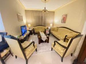 كنب مستعمل وطاولة سفرة  بحالة جيدة وقابل للتفاوض البيع مستعجل