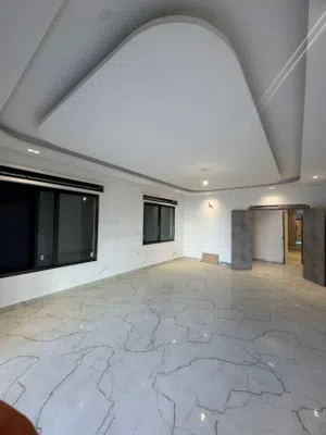 شقة فاخرة - لم تسكن - 3نوم 1ماستر - 215م - مطلة - قرب الخدمات العامة - موقع هادئ ومميز