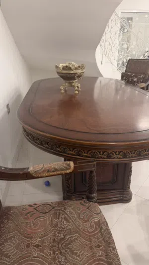 للبيع طاولة طعام لعدد 8- 10 اشخاص