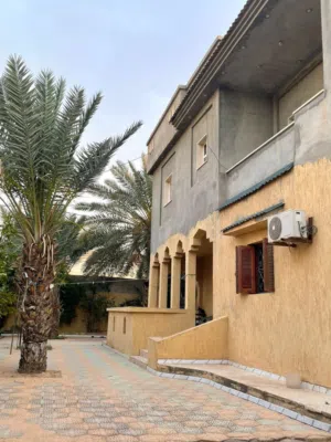 منزل من دوريين منزل ارضي والدور الثاني يتكون من شقتين