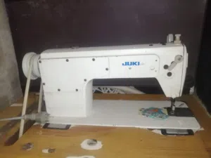 ماكينة خياطه شغاله ولا بدها اشي مش كثير قديمه