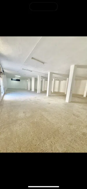 ( طابق تسوية ) مستودع 460 متر بارتفاع 4.70 - ساعة 3 فاز- شارع المدينة الطبية ( الملك عبدالله الثاني)