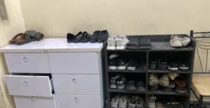 طاولتان للأحذية