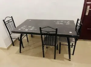 طاولة طعام جام مع ثلاث كراسى بحالة جيده جدا