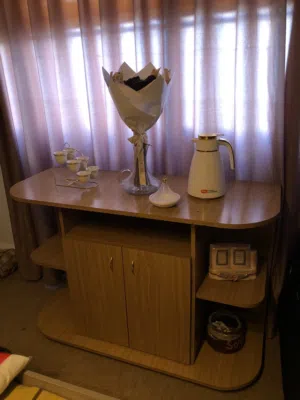 طاولة تلفاز خشب لاتيه ثقيله شبه جديده بتشمي على عجال