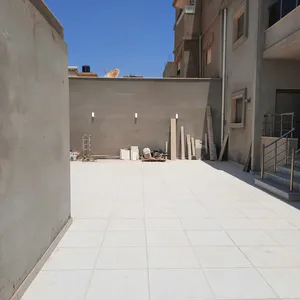 2 Floors . 600 m2 . Agent3