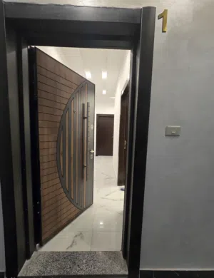 شقة فاخرة للبيع – البنيات الجنوبي (عمر العقار أقل من سنتين) طريق المطار قرب جامعة البتراء
