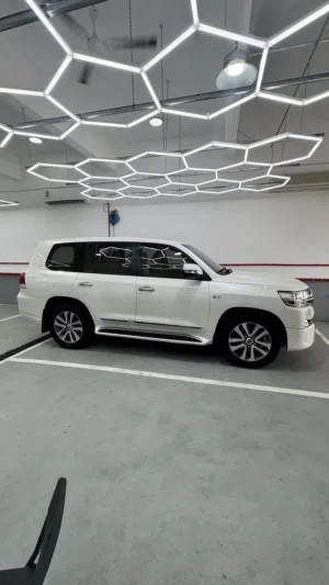 للبيع لاندكروزر موديل 2017 GXR v8 وكالة البحرين