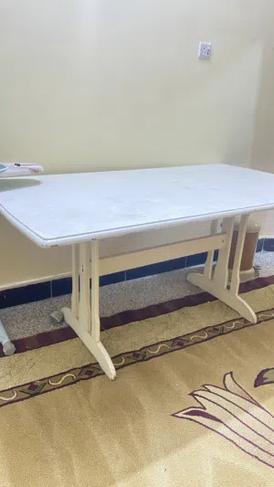 طاولة وبوفيه وميز تواليت