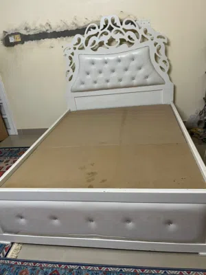 للبيع سرير مع الكبت