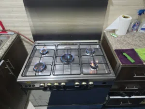بوتجاز مع اسطوانة غاز وكاتيل للماء