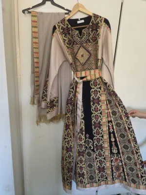 أثواب مطرزة