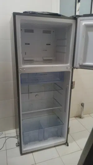 ثلاجه كبيره شغاله تبرد نضيف بس تحتاج تسوي باب ثلاجه