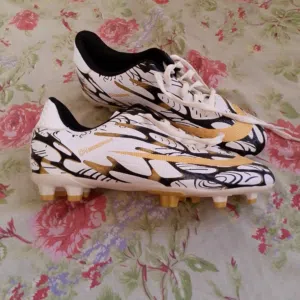 New Football cleats from USA good quality SIZE 39