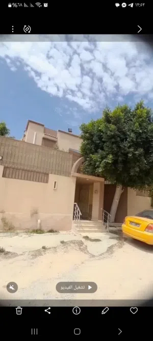 فرصة سكنية فاخرة للبيع في عين زارة الموقع: عين زارة، مقابل صالة الهناء، بالقرب من جامع المنطقة (موق