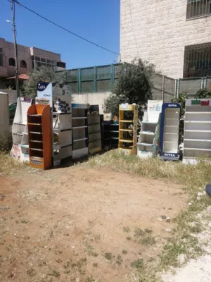 خزائن خشب وأبواب شبك حديد وأرفف زجاج  صيدليات