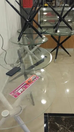 طاولات مال مقاهي للبیع بحالە جيدە