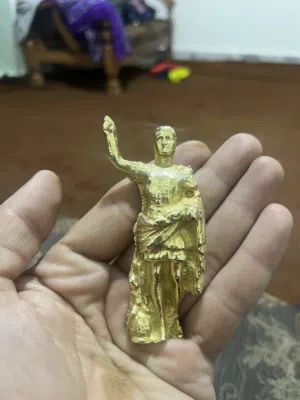 تمثال برونز مطلي ذهب