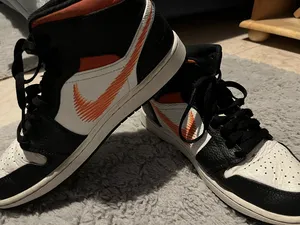 authentic Air jordan 1 mid (2 paires for 200$ negotiable)